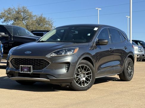 Used 2020 Ford Escape SE image 2