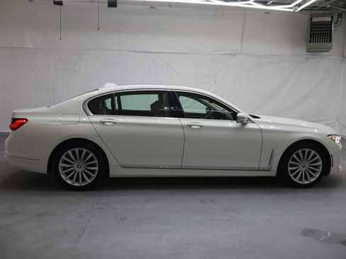 Used 2022 BMW 740i xDrive w/ Premium Package AWD/4WD image 8
