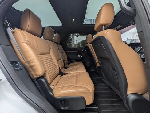 Used 2018 Land Rover Discovery HSE AWD/4WD image 11