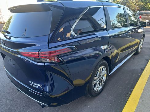 Used 2022 Toyota Sienna Platinum AWD/4WD image 6