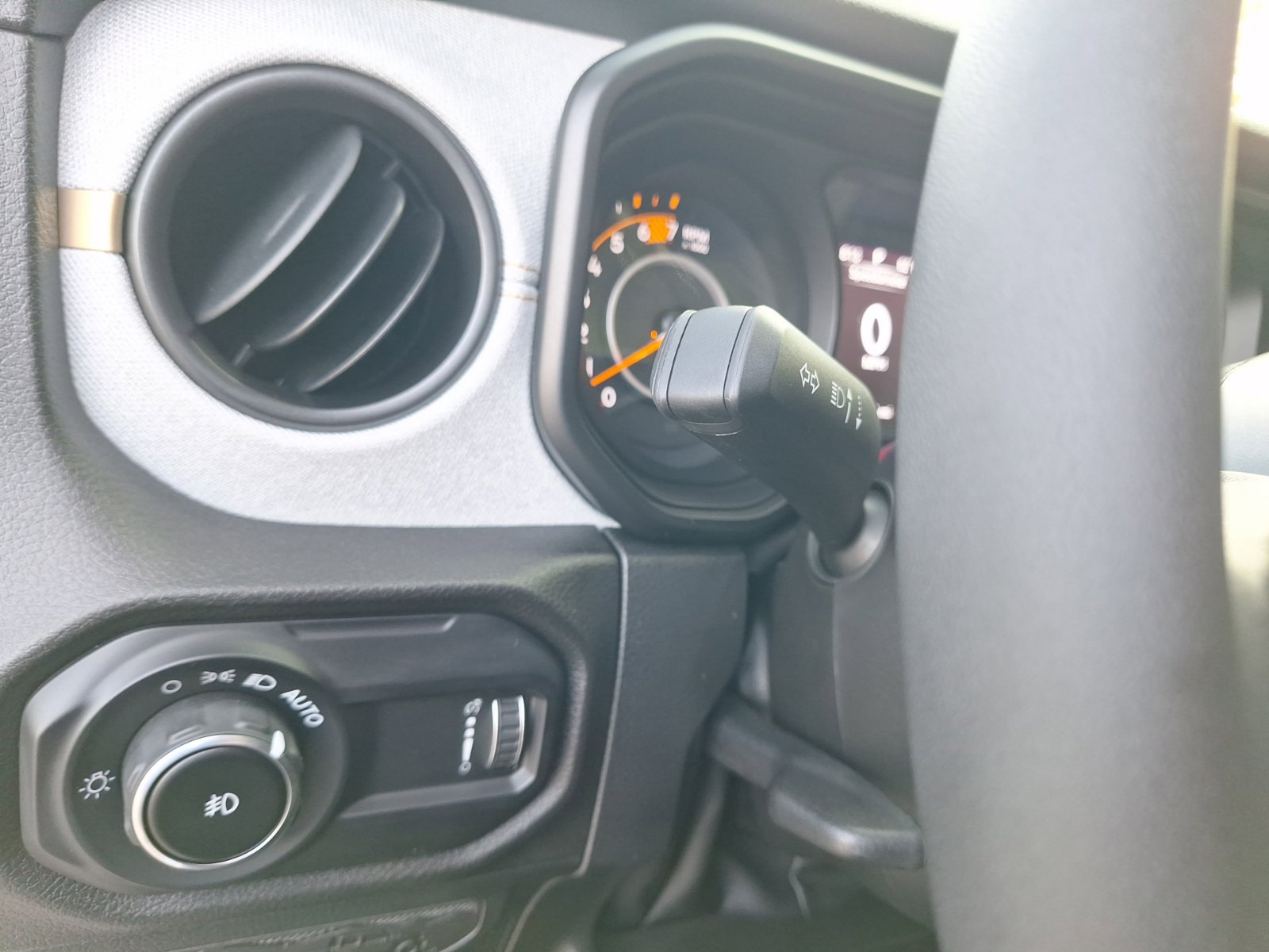 Used 2025 Jeep Wrangler Sport AWD/4WD image 18