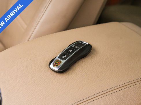 Used 2023 Porsche Cayenne Platinum Edition image 21