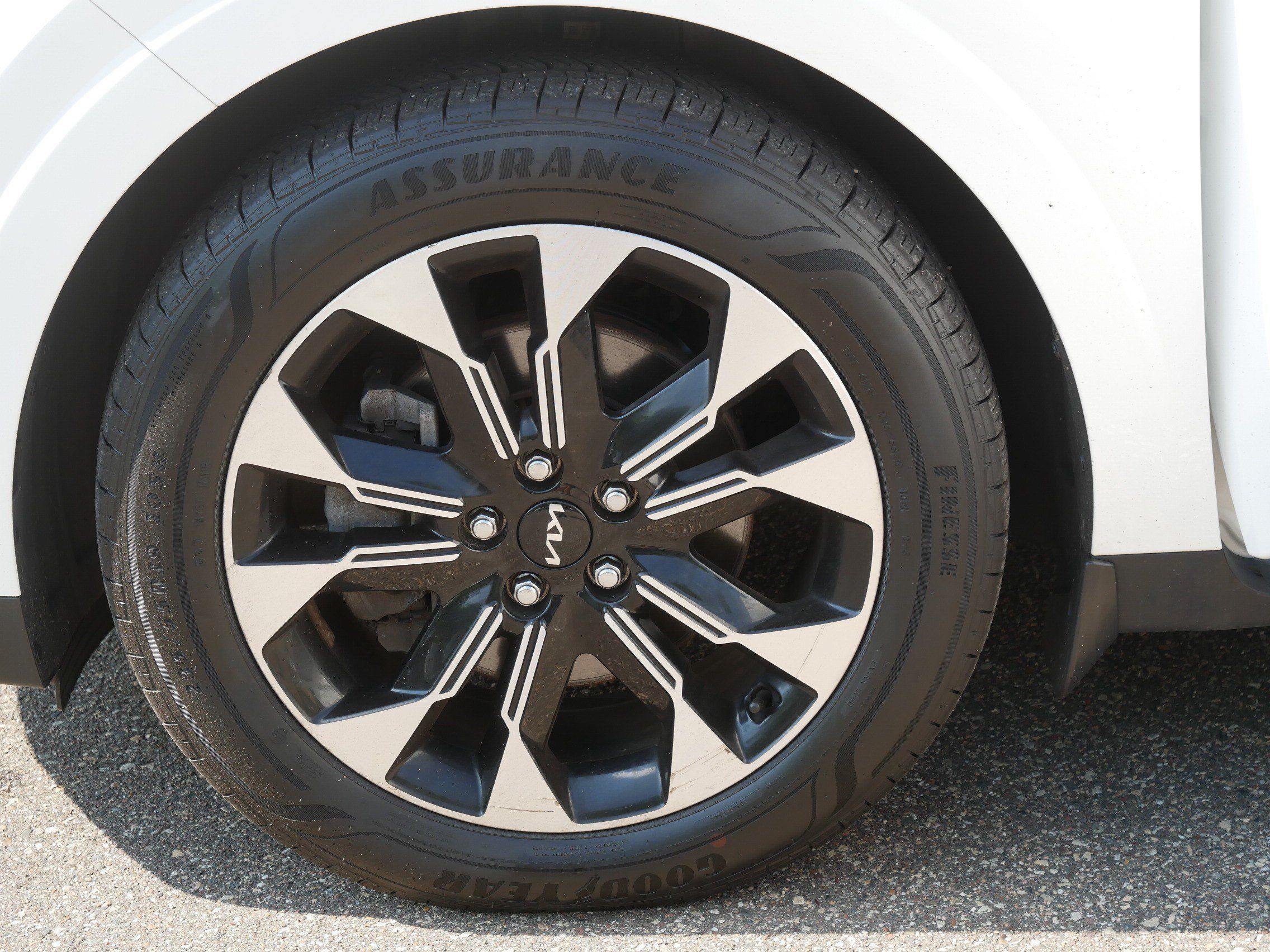 Certified 2024 Kia Carnival EX FWD image 15