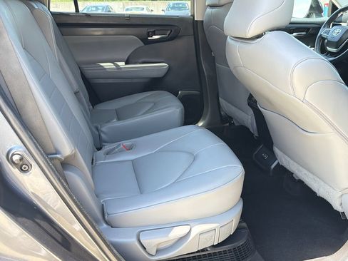 Used 2023 Toyota Highlander XLE AWD/4WD image 15