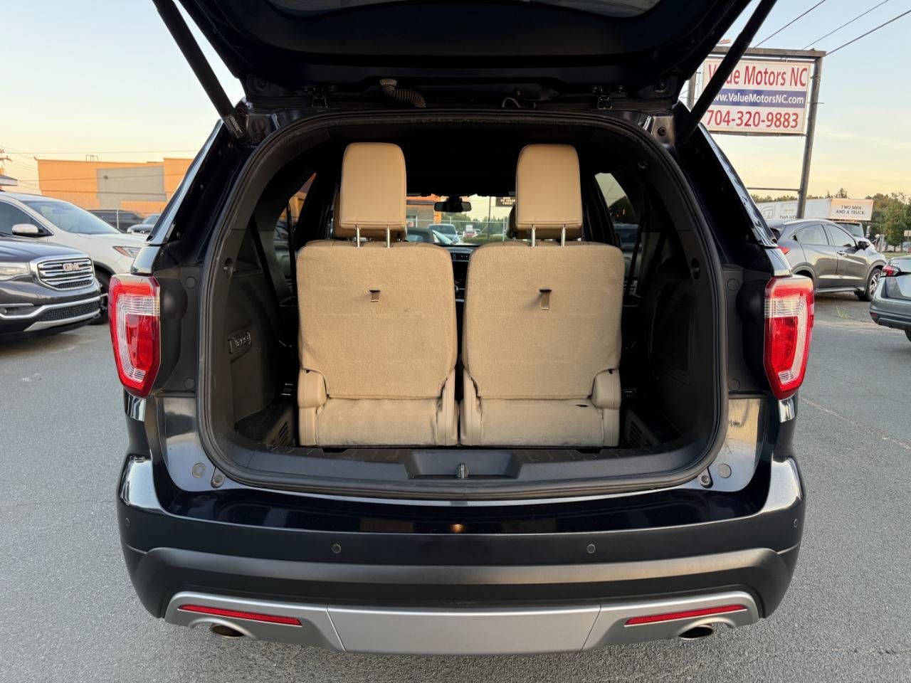 Used 2017 Ford Explorer Limited w/ Equipment Group 301A FWD image 11