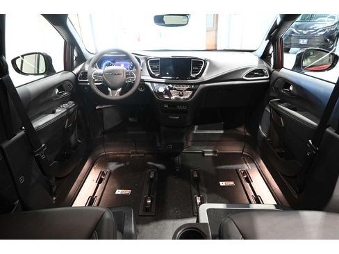 Used 2025 Chrysler Pacifica Select w/ Fav Edition Package FWD image 21