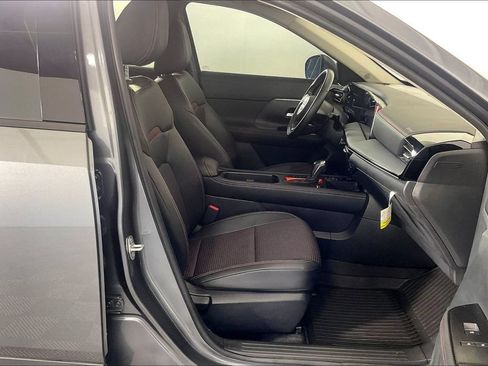 Used 2025 Nissan Kicks SR FWD image 9