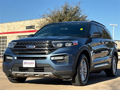 Used 2020 Ford Explorer XLT w/ Equipment Group 202A image 3