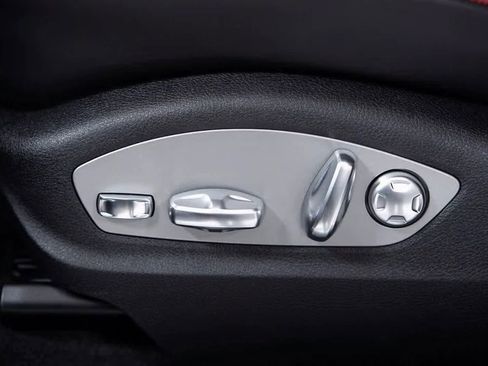 Certified 2025 Porsche Macan image 18