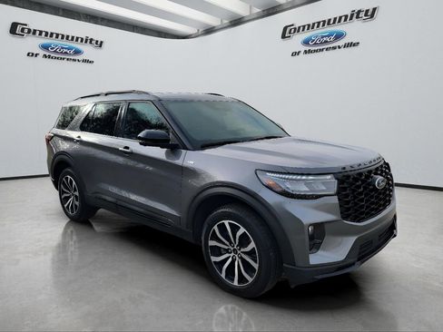 Used 2025 Ford Explorer ST-Line image 3