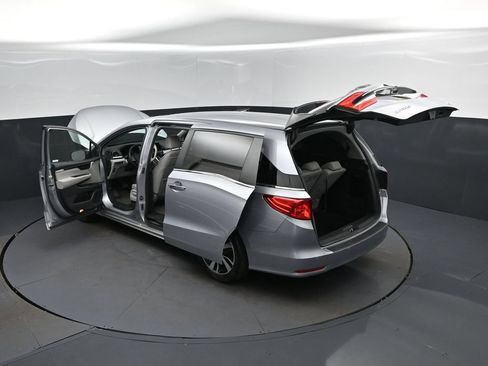 Used 2023 Honda Odyssey Touring image 2
