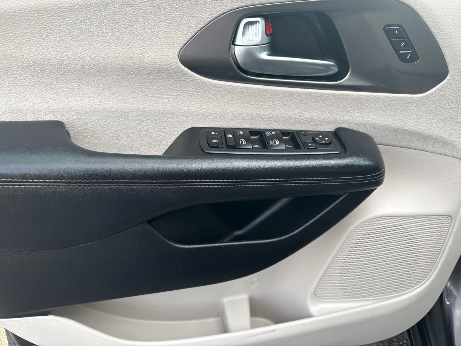 Used 2020 Chrysler Pacifica Touring-L FWD image 10