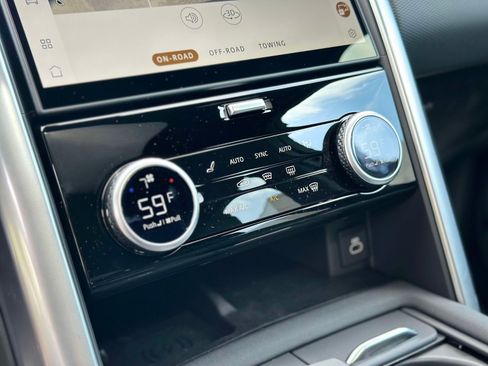 New 2025 Land Rover Discovery Dynamic SE image 18