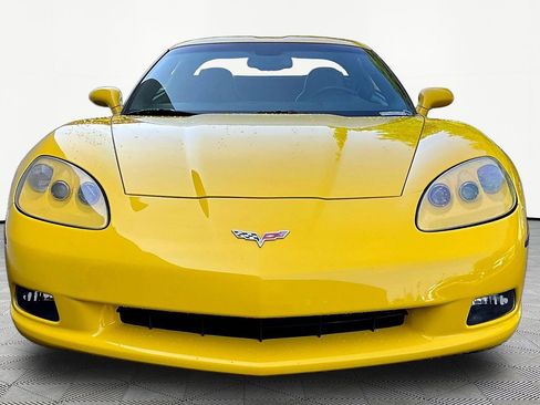 Used 2007 Chevrolet Corvette Coupe w/ Performance Package RWD image 2