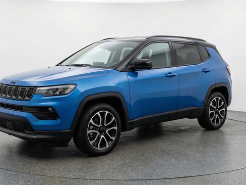 Used 2025 Jeep Compass Trailhawk image 3