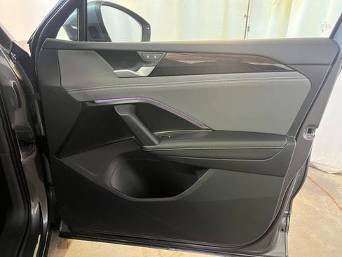 Certified 2025 Volkswagen Tiguan SE image 12