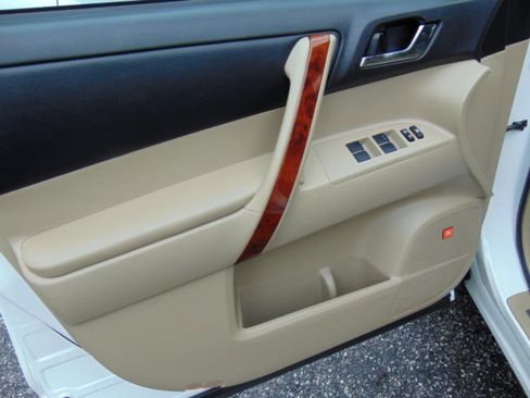 Used 2013 Toyota Highlander Limited FWD image 36