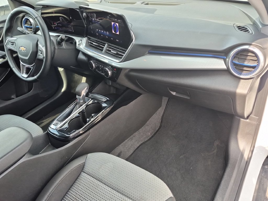 Used 2025 Chevrolet Trax LT w/ LT Convenience Package FWD image 32