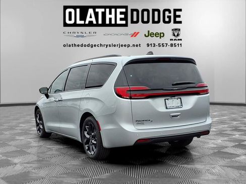 New 2026 Chrysler Pacifica Select image 3