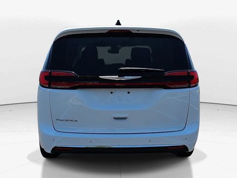 Used 2023 Chrysler Pacifica Touring-L FWD image 7