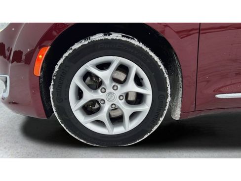 Used 2018 Chrysler Pacifica Touring-L Plus w/ Tire & Wheel Group image 36