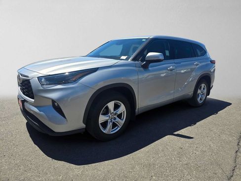 Used 2022 Toyota Highlander LE AWD/4WD image 7