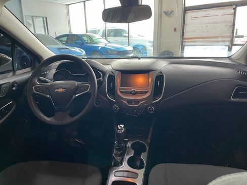 Used 2017 Chevrolet Cruze LT w/ Convenience Package image 24