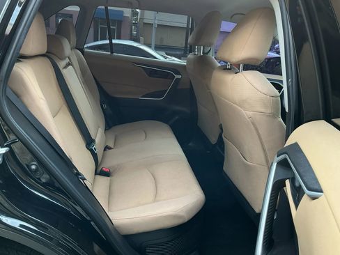 Used 2021 Toyota RAV4 LE AWD/4WD image 14