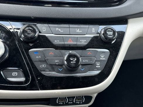Used 2024 Chrysler Pacifica Touring-L FWD image 31