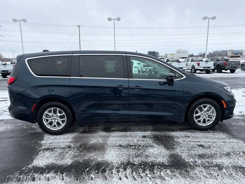 Used 2024 Chrysler Pacifica Touring-L image 6