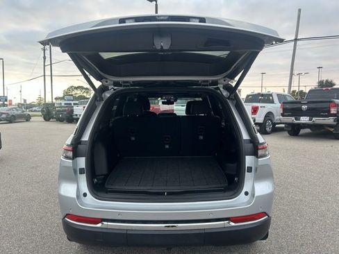 Used 2024 Jeep Grand Cherokee Limited w/ Luxury Tech Group II image 8