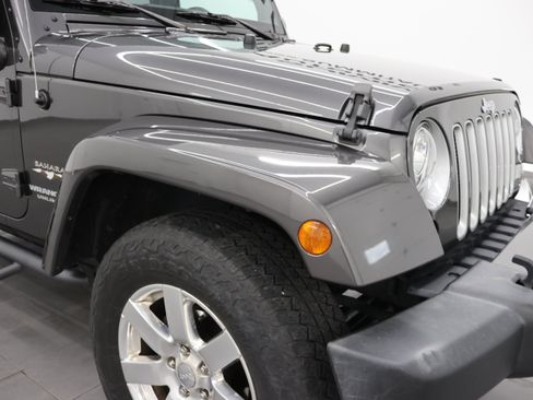 Used 2017 Jeep Wrangler Unlimited Sahara w/ Connectivity Group AWD/4WD image 19