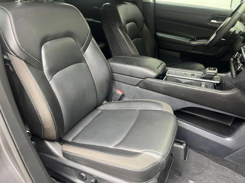 Used 2025 Nissan Pathfinder SL FWD image 24