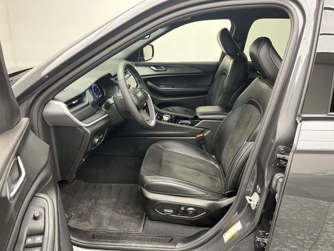Used 2023 Jeep Grand Cherokee Altitude AWD/4WD image 3