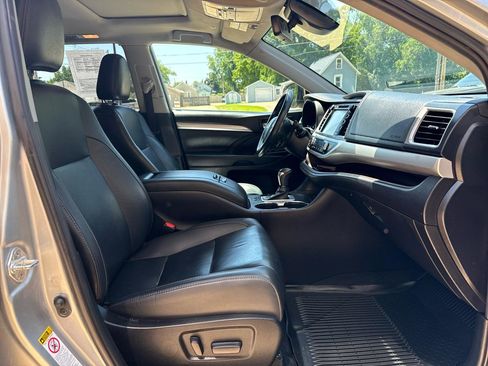 Used 2019 Toyota Highlander XLE AWD/4WD image 33