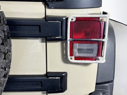 Used 2018 Jeep Wrangler Unlimited Rubicon w/ Connectivity Group image 32