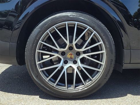 Used 2022 Porsche Cayenne w/ Premium Package image 34