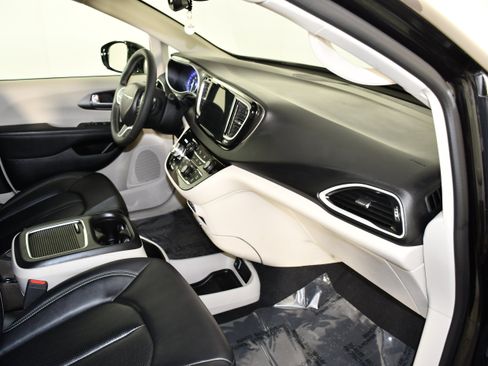 Used 2024 Chrysler Pacifica Touring-L FWD image 41