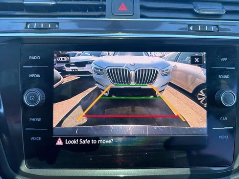 Used 2021 Volkswagen Tiguan SE w/ Panoramic Sunroof Package image 28