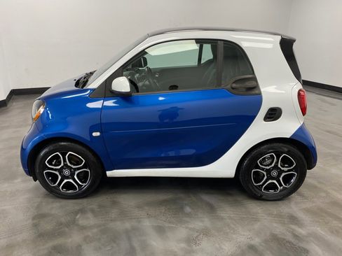 Used 2017 smart fortwo Prime RWD image 3