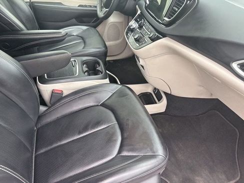 Used 2023 Chrysler Pacifica Touring-L FWD image 38