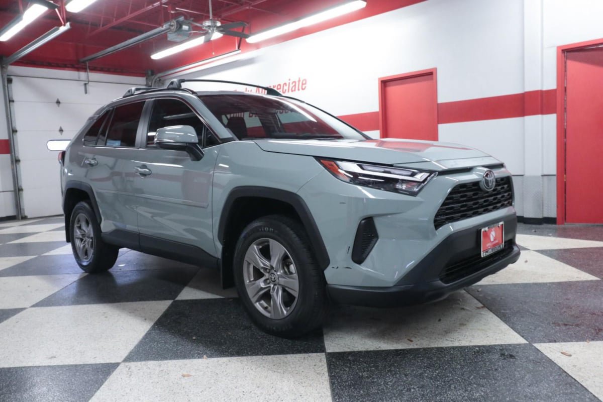 Used 2022 Toyota RAV4 XLE w/ Convenience Package FWD image 2