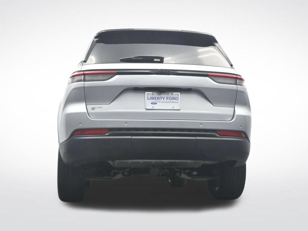 Used 2024 Jeep Grand Cherokee Altitude RWD image 47