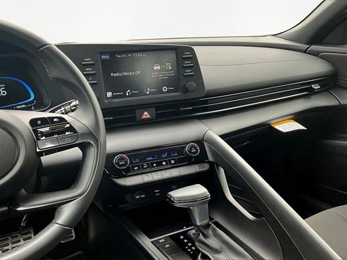Certified 2025 Hyundai Elantra Sport image 6