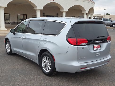 Used 2023 Chrysler Voyager LX FWD image 3