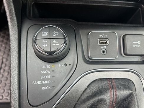 Used 2019 Jeep Cherokee Trailhawk w/ Trailer Tow Group image 12