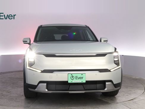 Used 2024 Kia EV9 Light Long Range RWD image 12