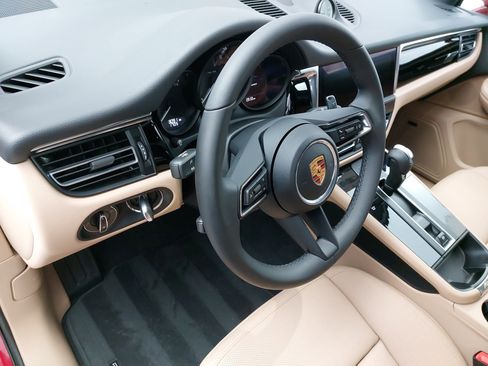 Certified 2025 Porsche Macan image 4
