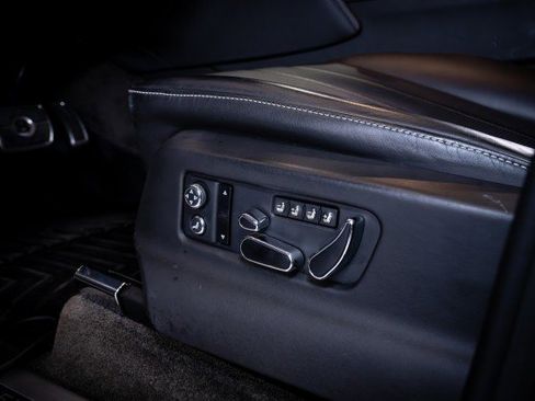 Used 2018 Bentley Bentayga image 16