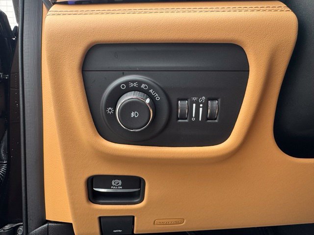 Used 2022 Jeep Grand Cherokee Summit AWD/4WD image 16